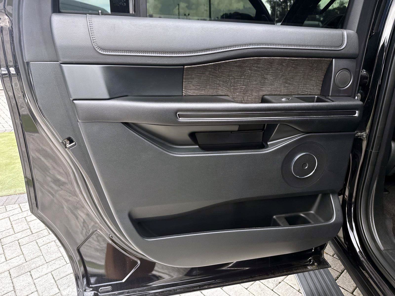 Used 2021 Ford Expedition Max Limited RWD image 12