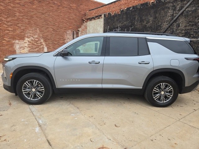 Used 2025 Chevrolet Traverse LT image 4