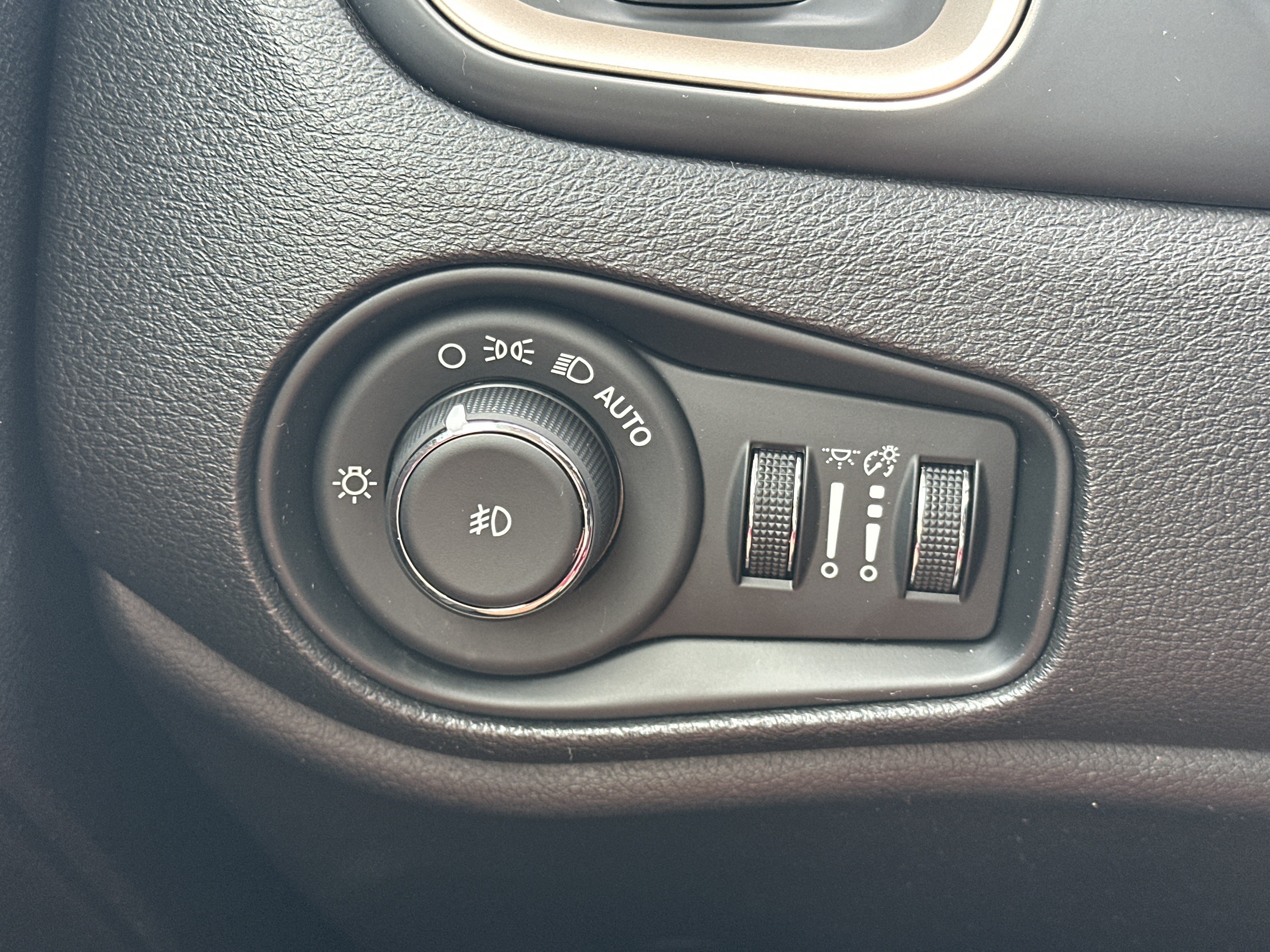 Used 2015 Jeep Renegade Latitude w/ Popular Equipment Group FWD image 27