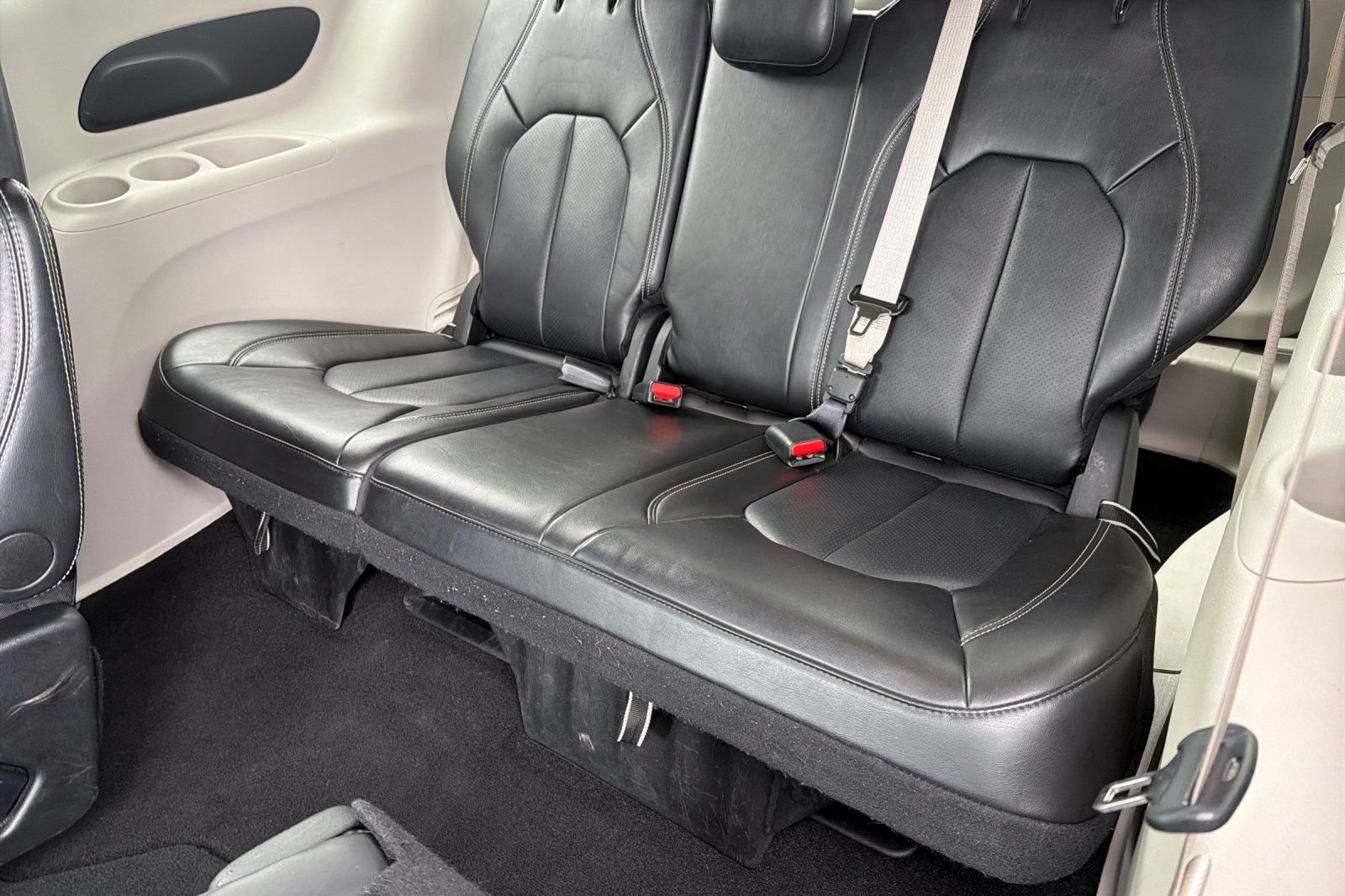 Used 2024 Chrysler Pacifica Touring-L image 11