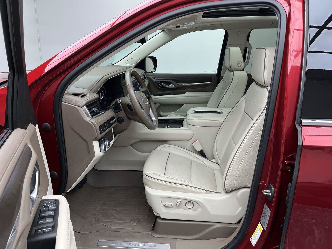 Certified 2021 GMC Yukon XL Denali w/ Denali Premium Package AWD/4WD image 3