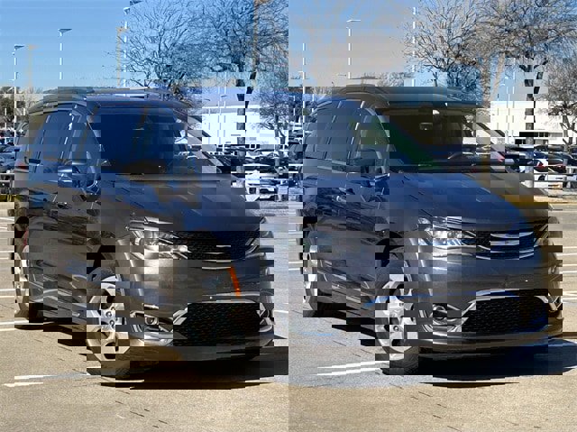 Used 2017 Chrysler Pacifica Touring-L Plus image 2