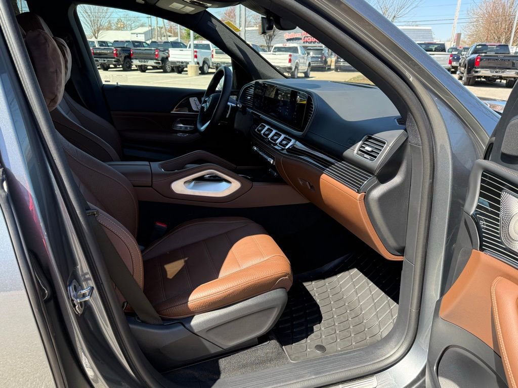 Used 2025 Mercedes-Benz GLS 580 4MATIC image 17