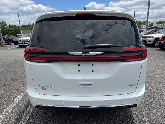 New 2025 Chrysler Pacifica Select image 4