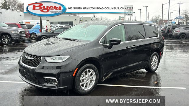 Used 2024 Chrysler Pacifica Touring-L w/ Uconnect Theater Family Group