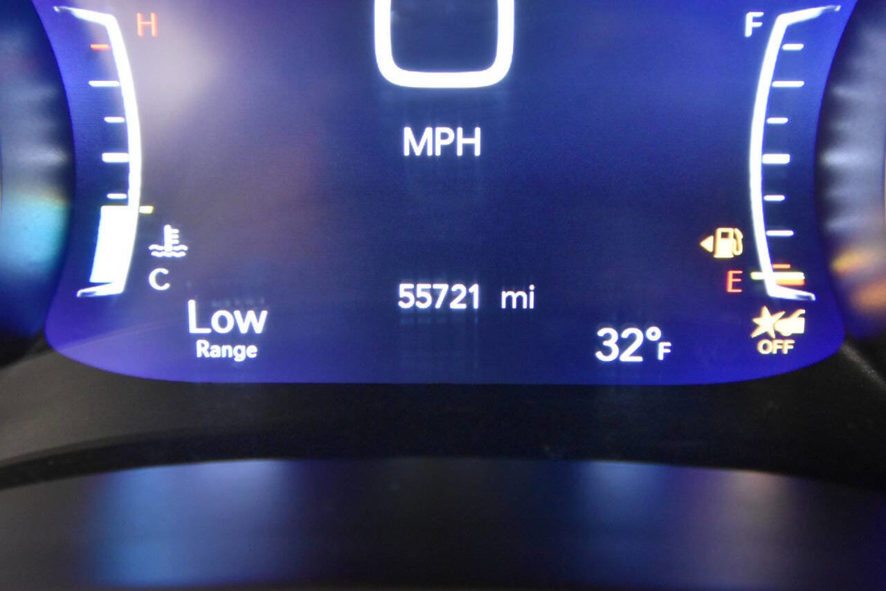 Used 2024 Chrysler Pacifica Touring-L FWD image 27