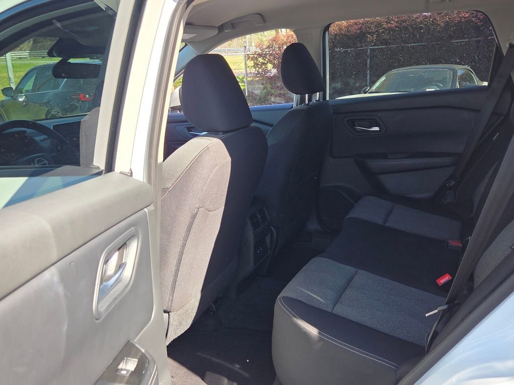 Used 2025 Nissan Rogue SV image 6