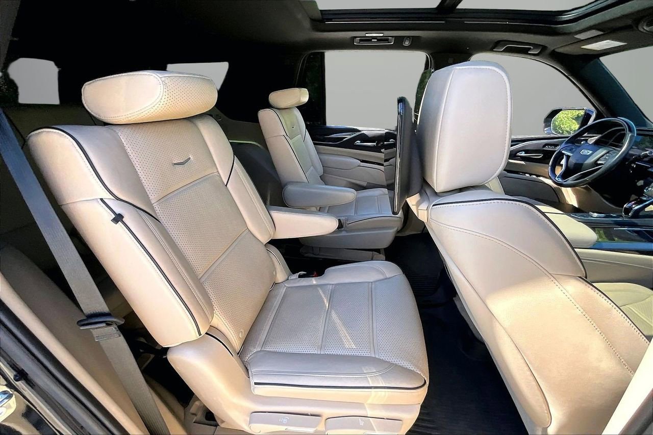 Used 2021 Cadillac Escalade Premium Luxury w/ LPO, Illumination Package AWD/4WD image 25