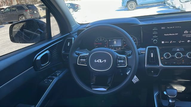 Used 2023 Kia Sorento LX image 18