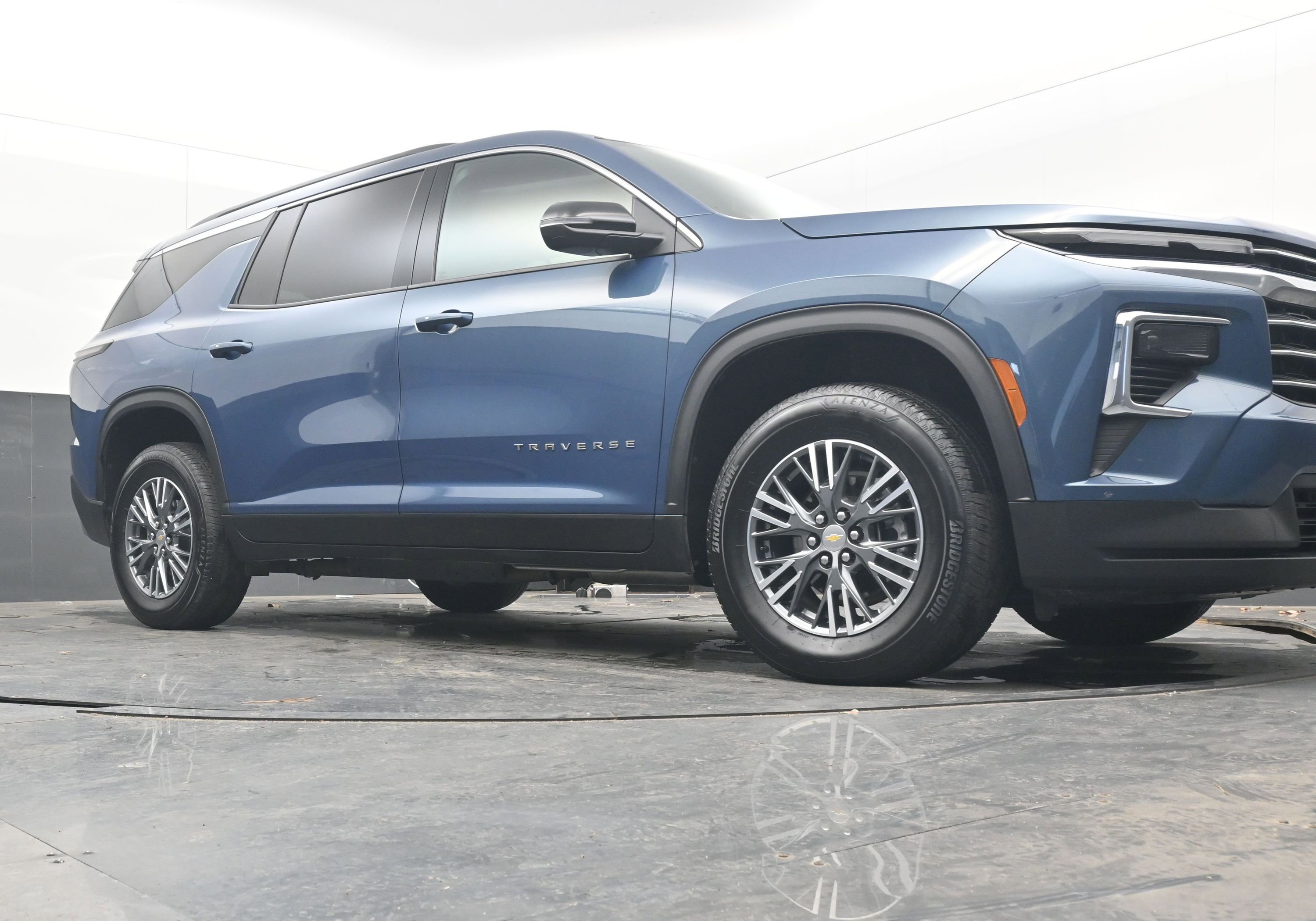 Used 2025 Chevrolet Traverse LT image 24