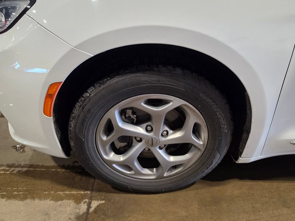 Used 2023 Chrysler Pacifica Limited FWD image 3