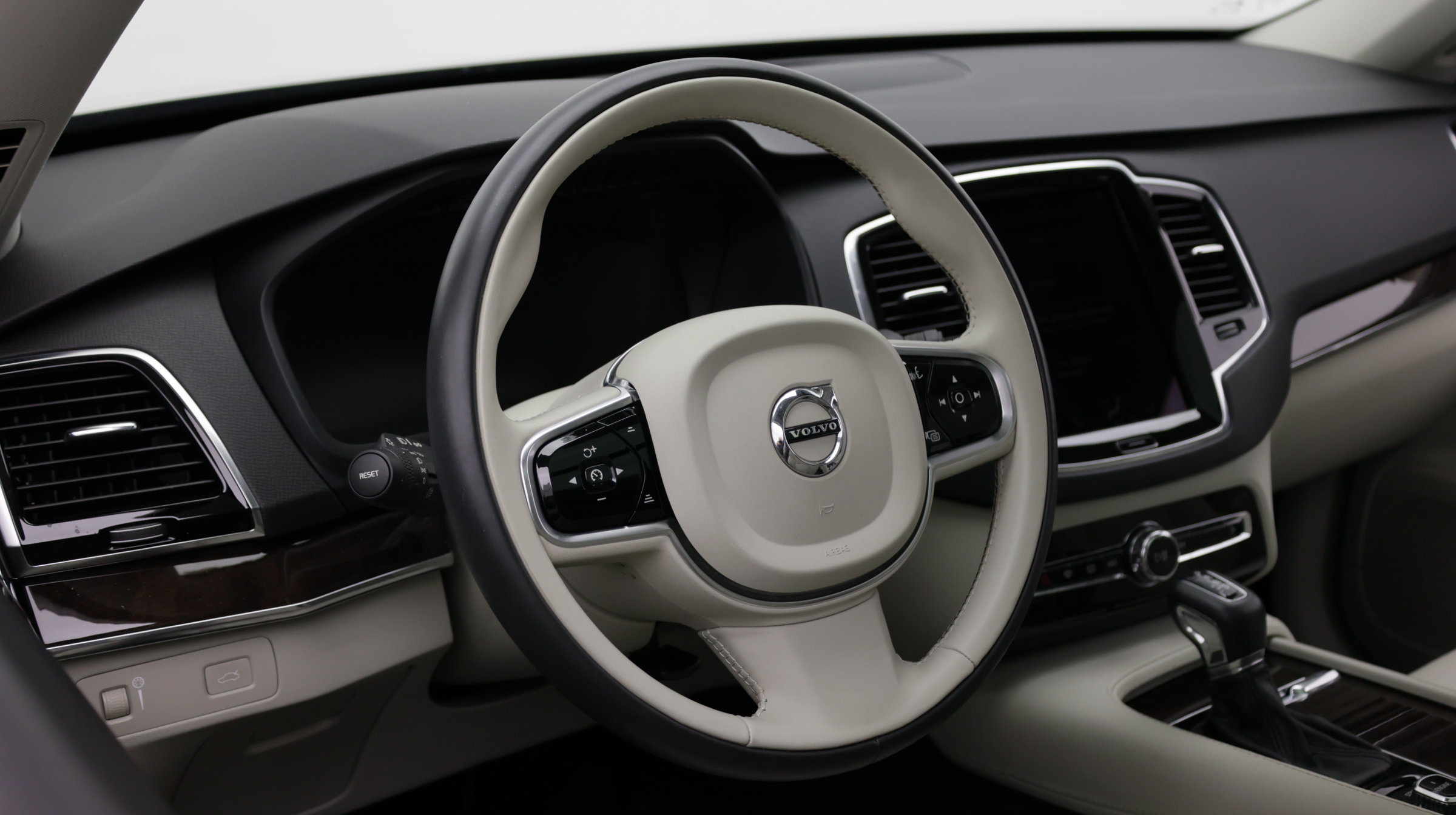 Used 2016 Volvo XC90 T6 Momentum w/ Momentum Plus Package AWD/4WD image 8