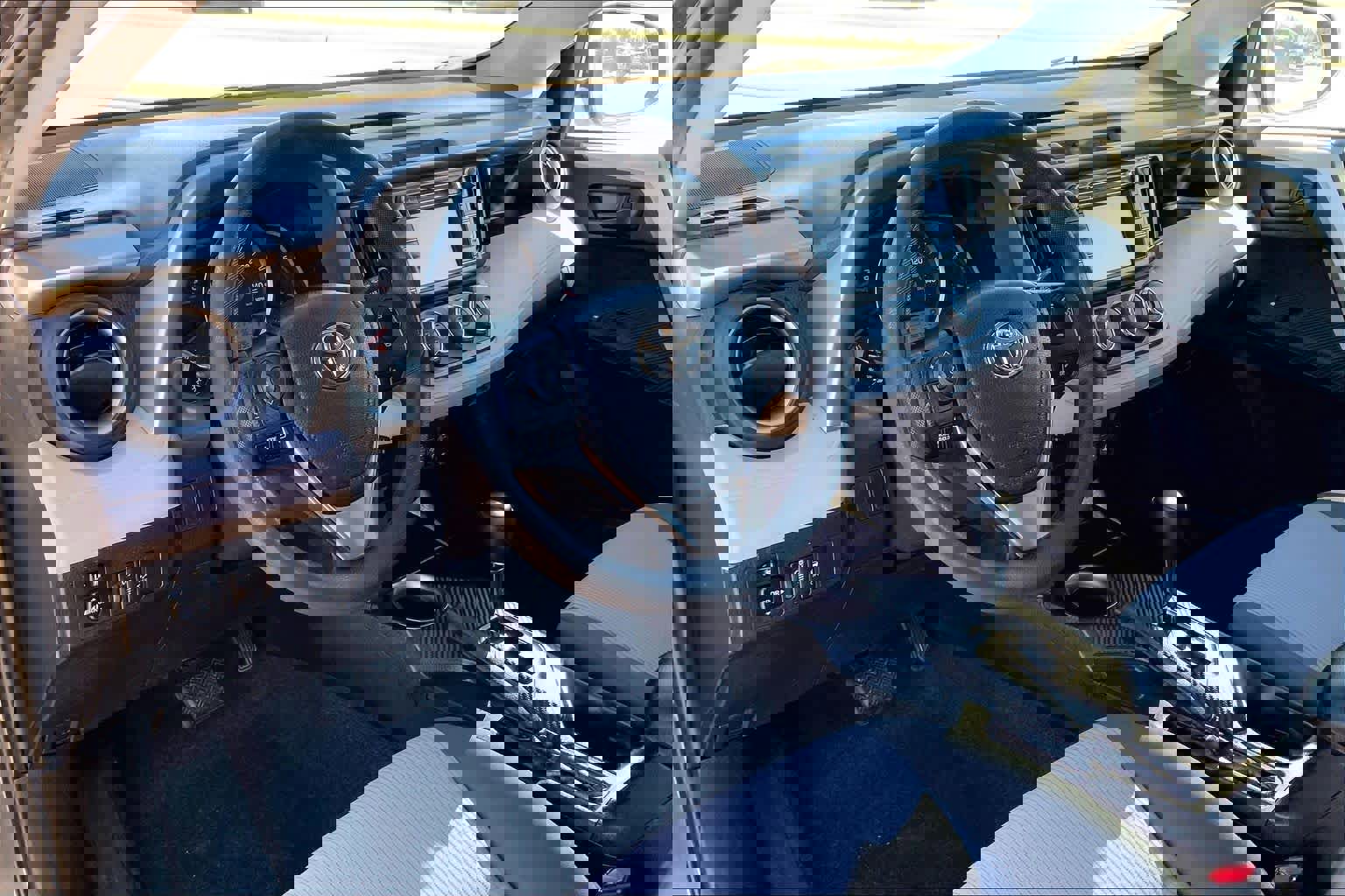 Used 2015 Toyota RAV4 LE image 13