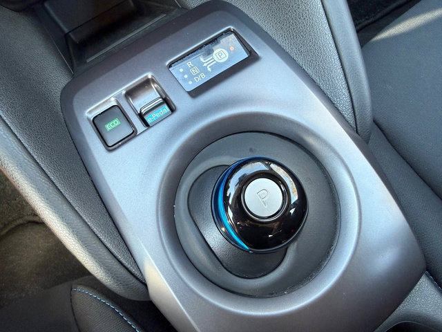 Used 2025 Nissan Leaf S image 22