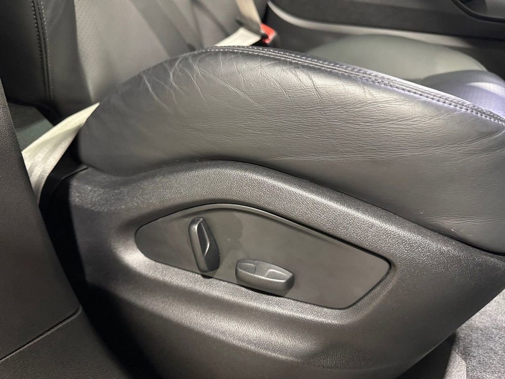 Used 2022 Porsche Cayenne Platinum Edition image 16