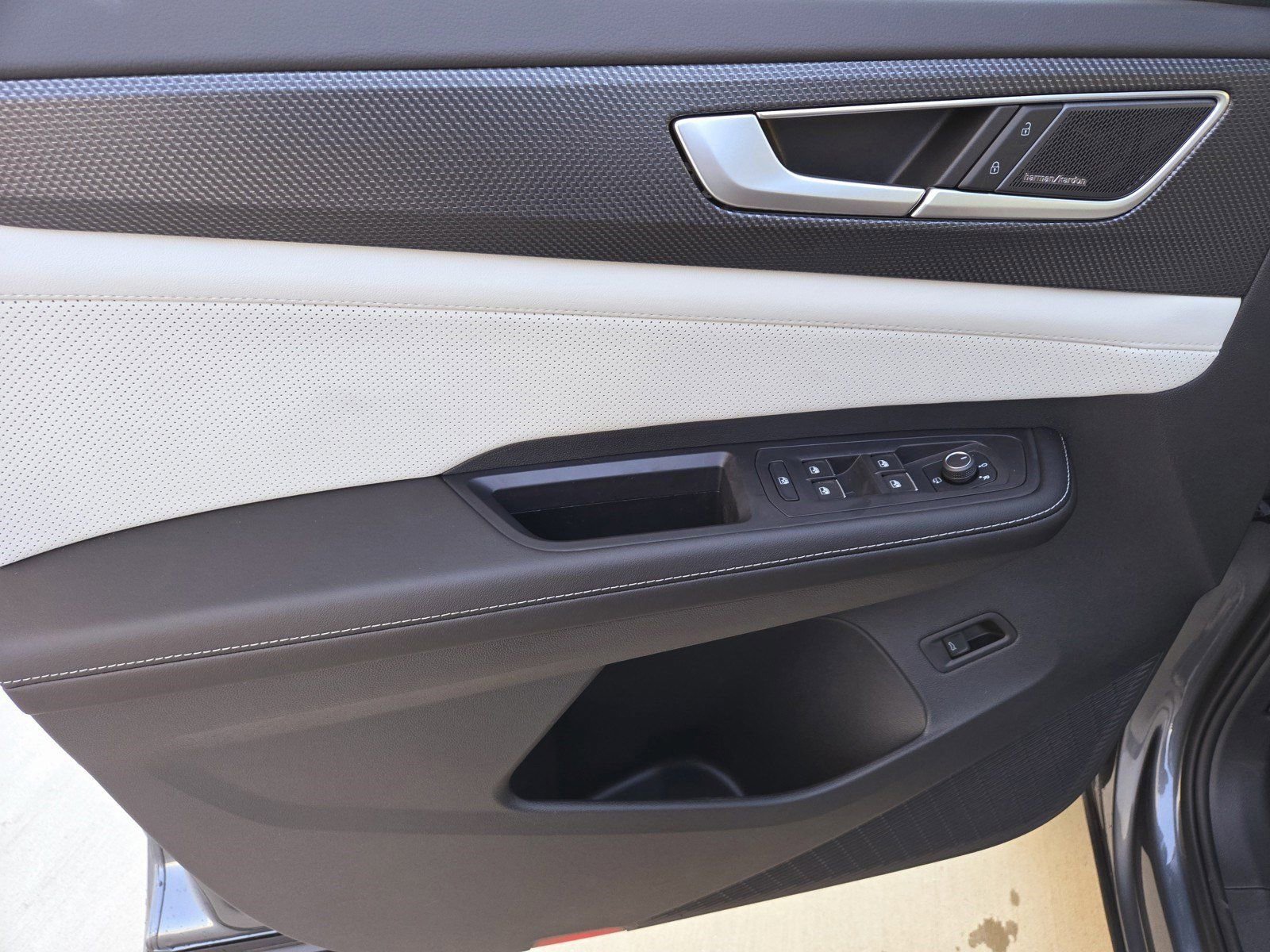 Used 2025 Volkswagen Atlas Cross Sport SEL Premium R-Line image 21