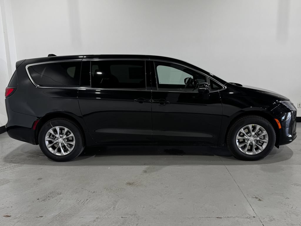 New 2027 Chrysler Pacifica Select w/ Family Tech Group AWD/4WD image 22