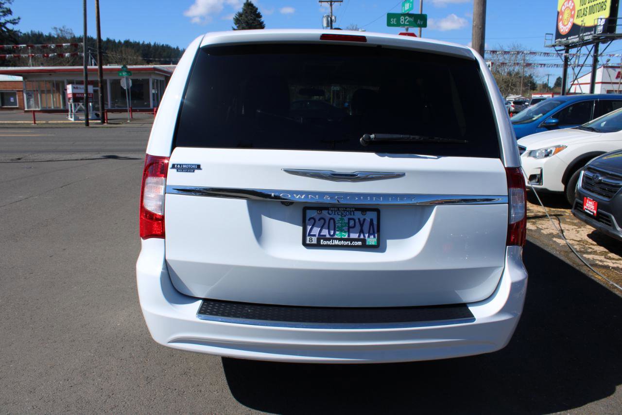 Used 2016 Chrysler Town & Country Touring FWD image 5