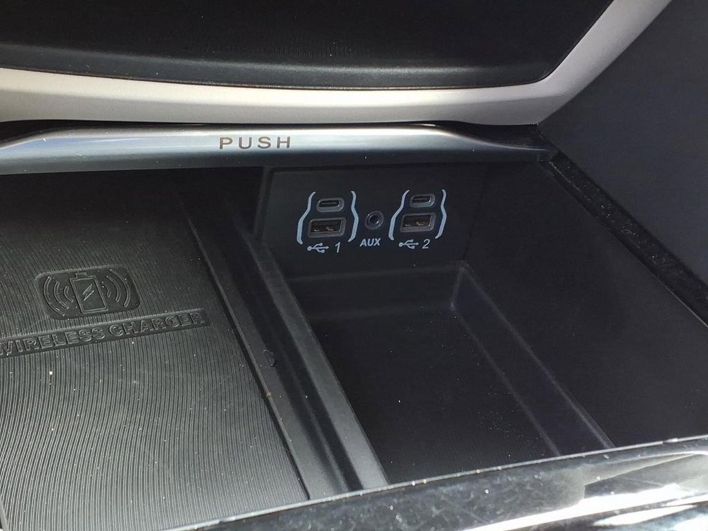 Used 2023 Chrysler Pacifica Limited FWD image 18