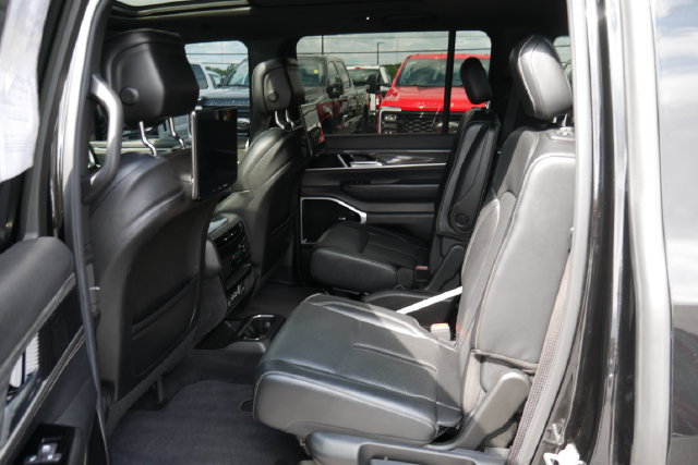 Used 2022 Jeep Wagoneer Series III w/ Premium Group I AWD/4WD image 27