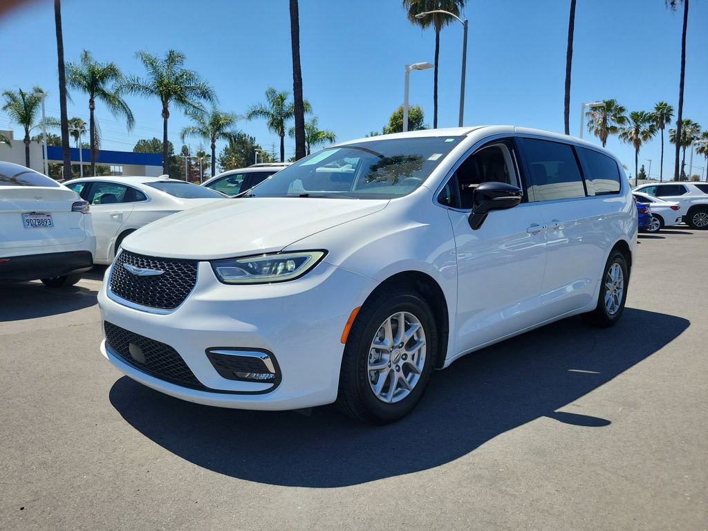 Used 2024 Chrysler Pacifica Touring-L image 2