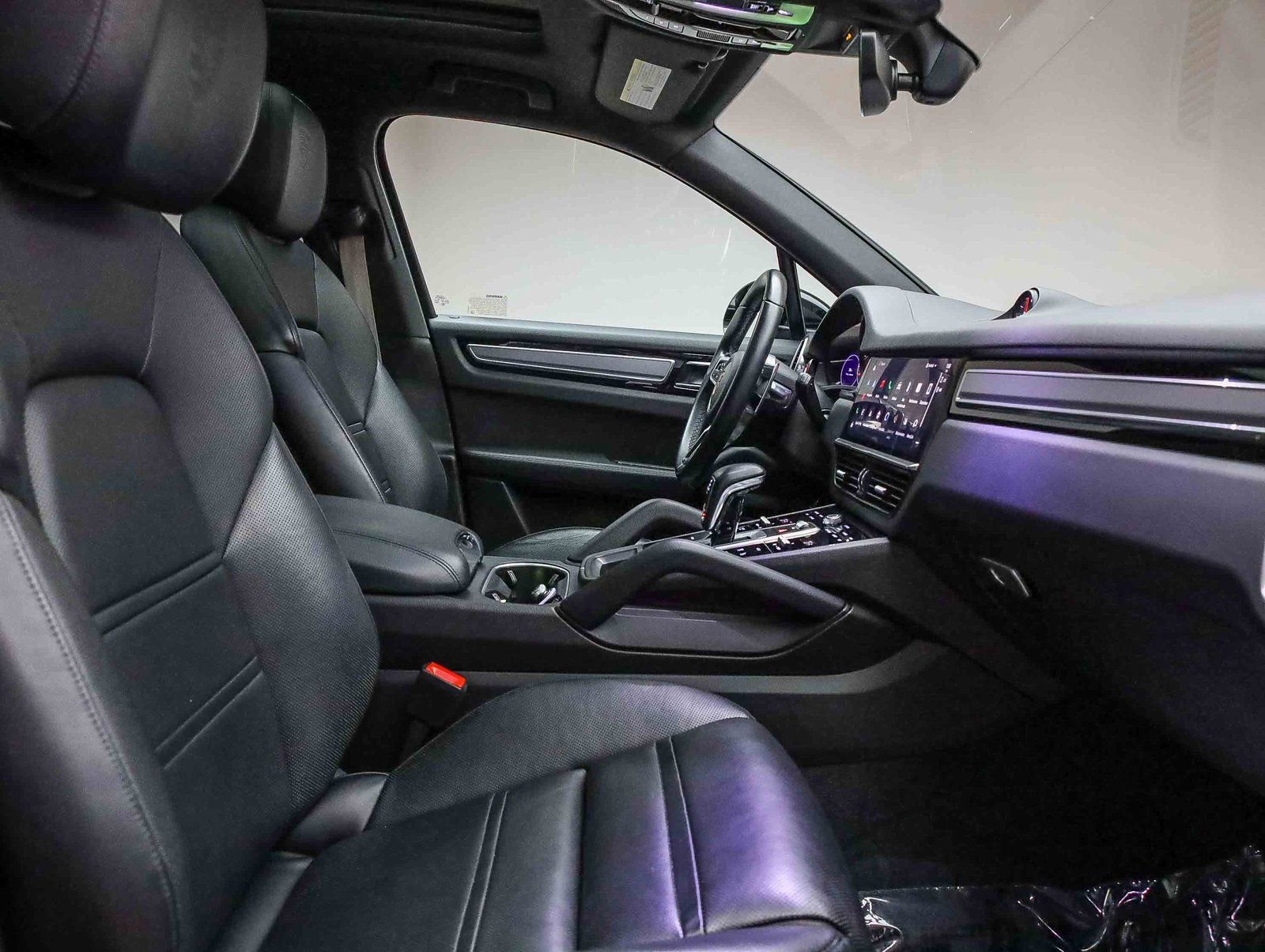 Certified 2023 Porsche Cayenne Platinum Edition image 21