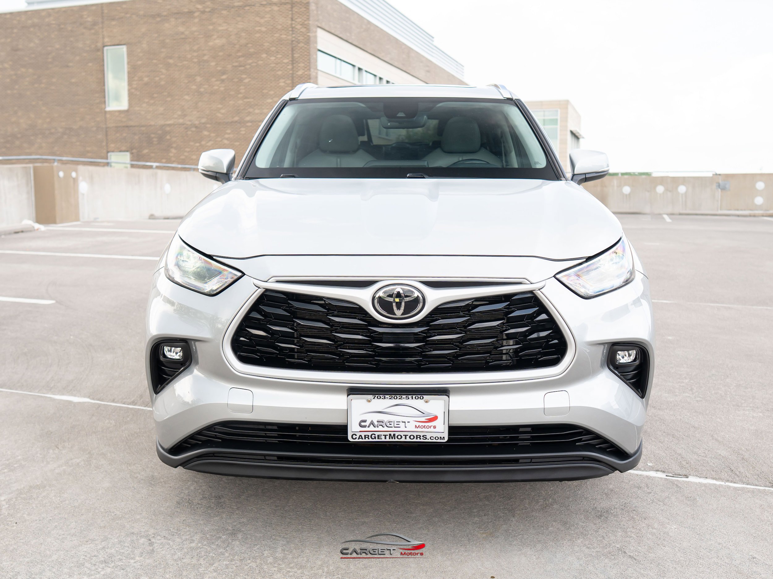 Used 2021 Toyota Highlander XLE AWD/4WD image 2