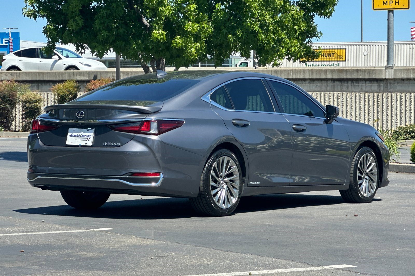 Used 2019 Lexus ES 300h Ultra Luxury w/ Accessory Package 2 FWD image 5