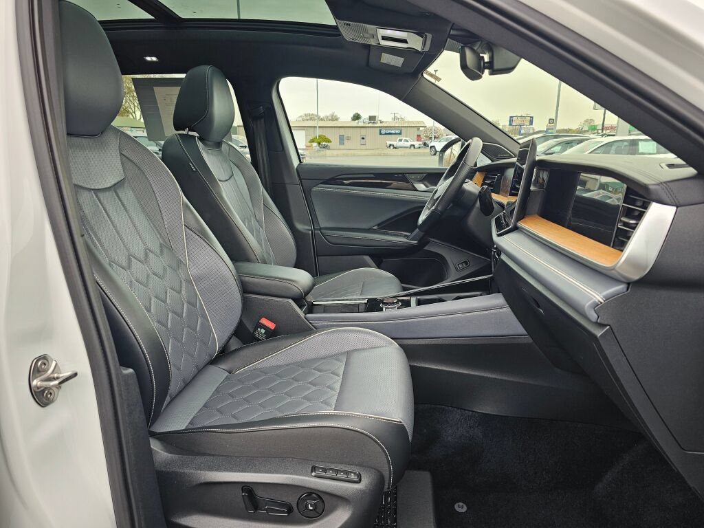 Certified 2025 Volkswagen Tiguan SEL R-Line AWD/4WD image 15