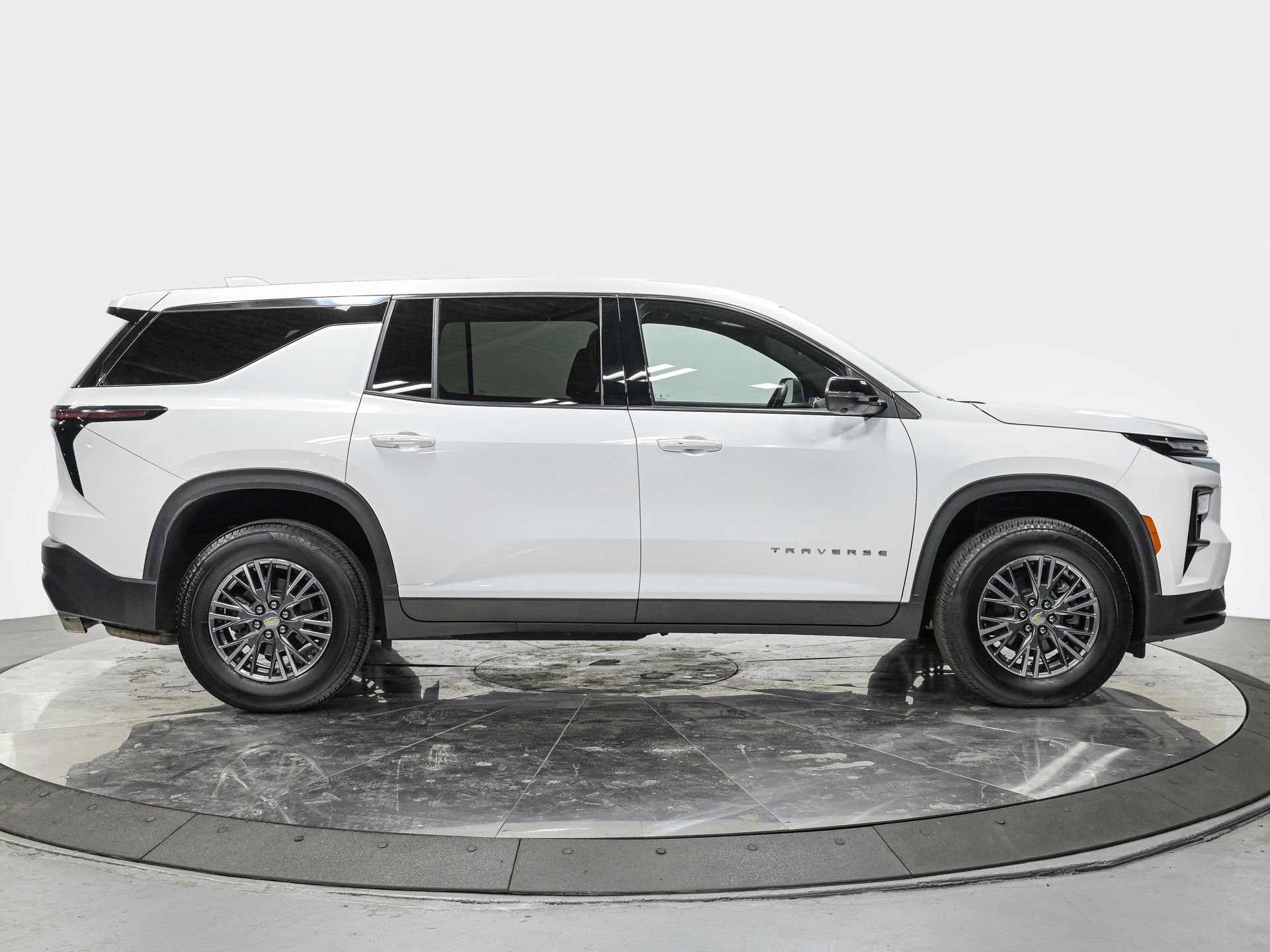 Used 2024 Chevrolet Traverse LS image 8