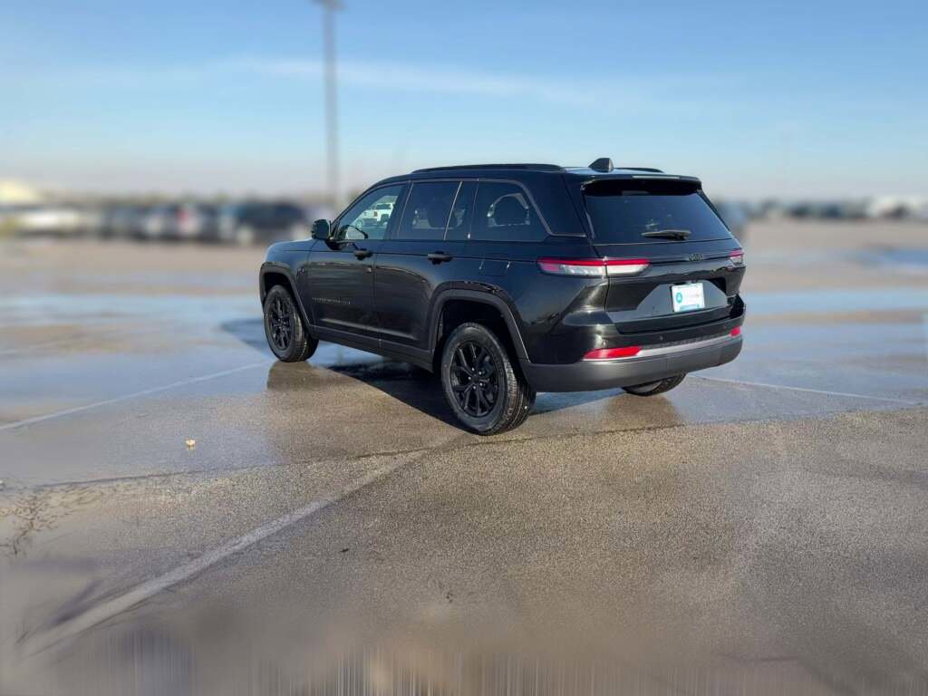 New 2026 Jeep Grand Cherokee Altitude image 8