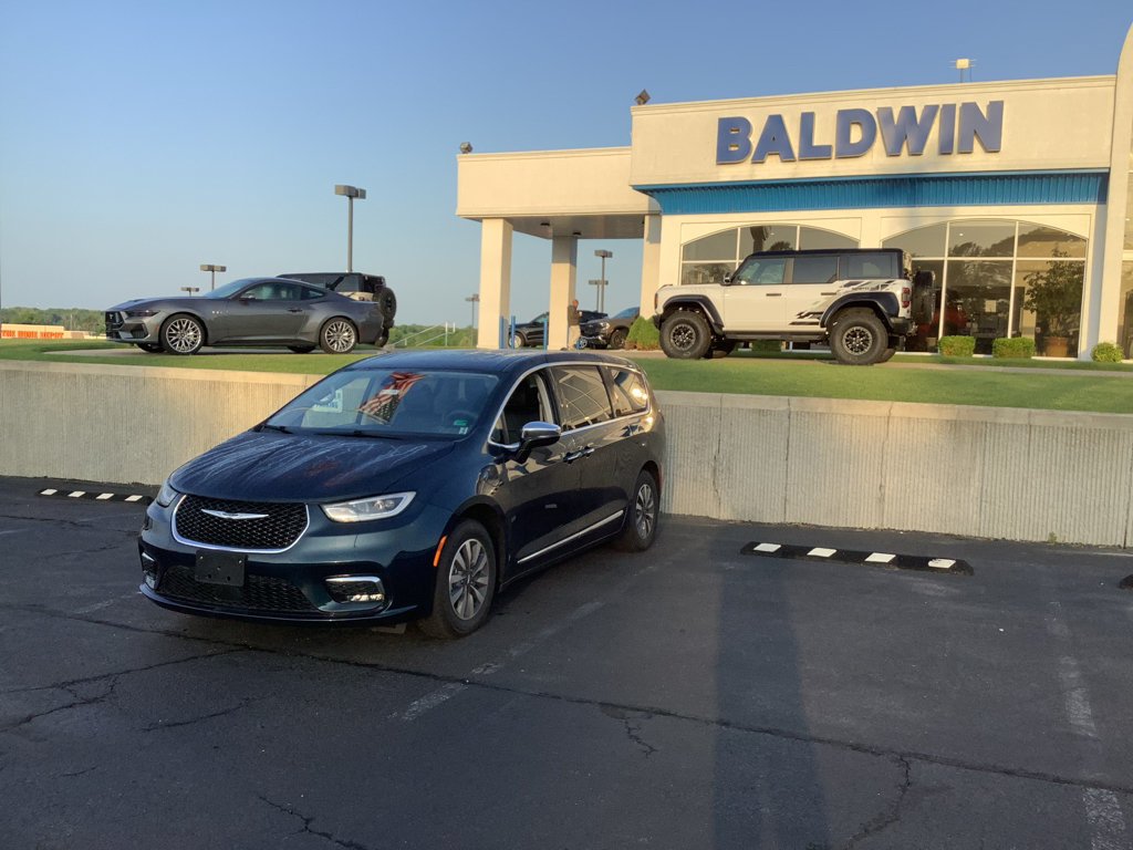 Used 2023 Chrysler Pacifica Limited FWD image 3