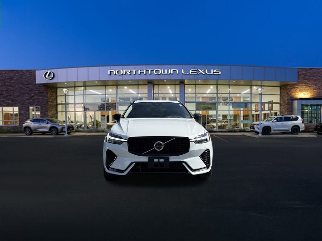 Used 2023 Volvo XC60 B5 Plus image 19