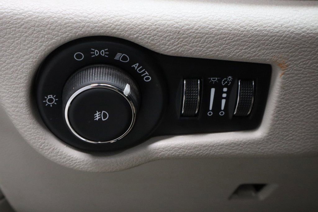 Used 2024 Chrysler Pacifica Touring-L image 26