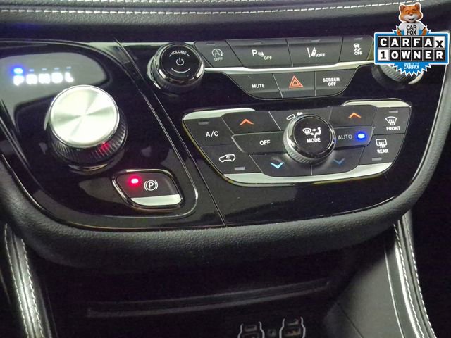 Used 2025 Chrysler Pacifica Limited image 17