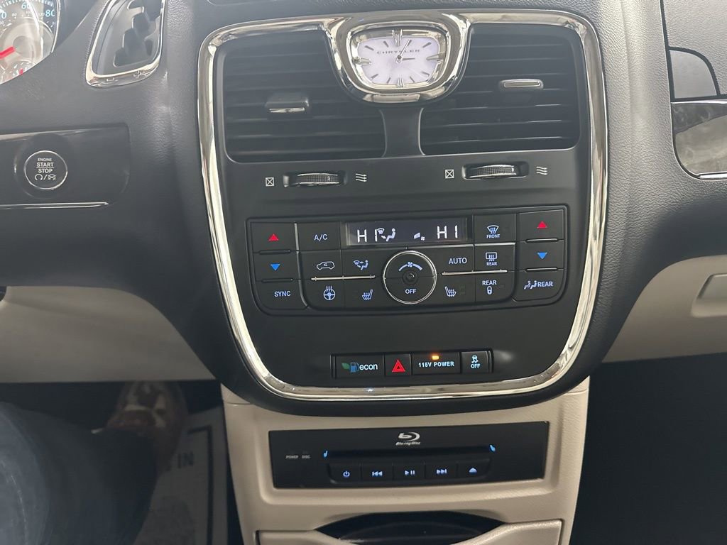 Used 2014 Chrysler Town & Country Limited image 41