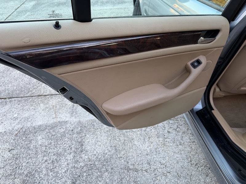 Used 2005 BMW 325i Sedan image 14