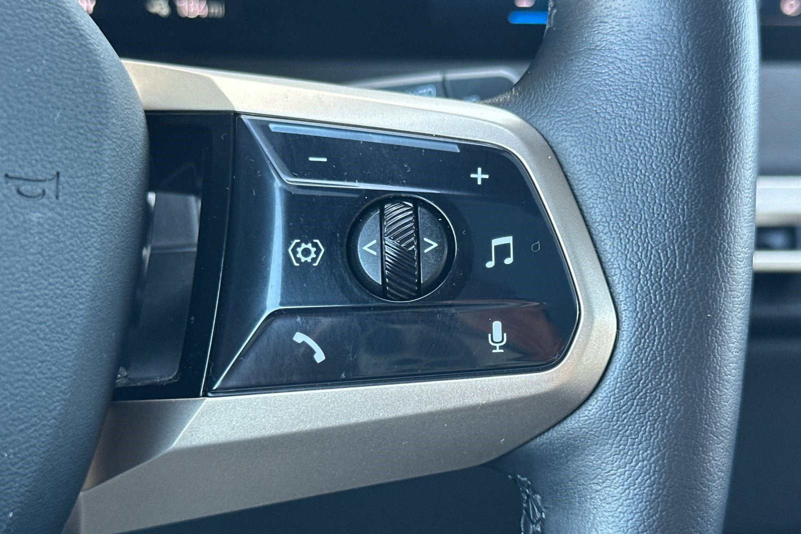 Used 2025 BMW iX xDrive50 image 33