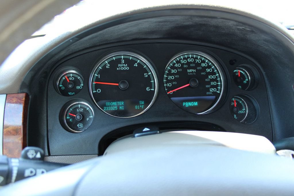 Used 2011 Chevrolet Suburban LTZ RWD image 13