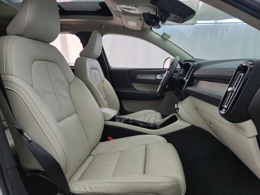 Used 2023 Volvo XC40 B5 Plus AWD/4WD image 29