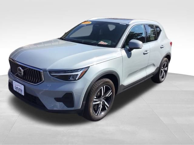 Used 2025 Volvo XC40 B5 Core AWD/4WD image 1