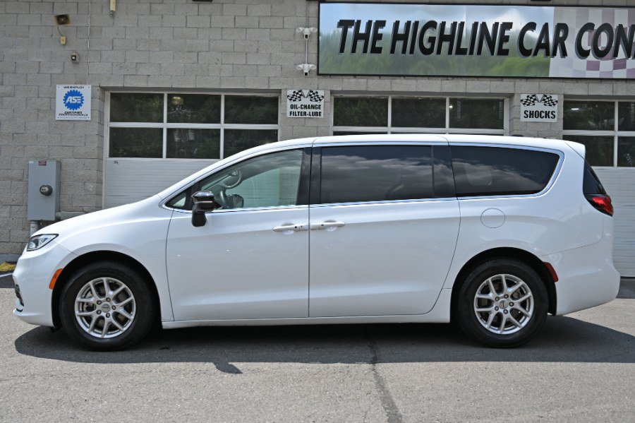 Used 2024 Chrysler Pacifica Touring-L FWD image 2