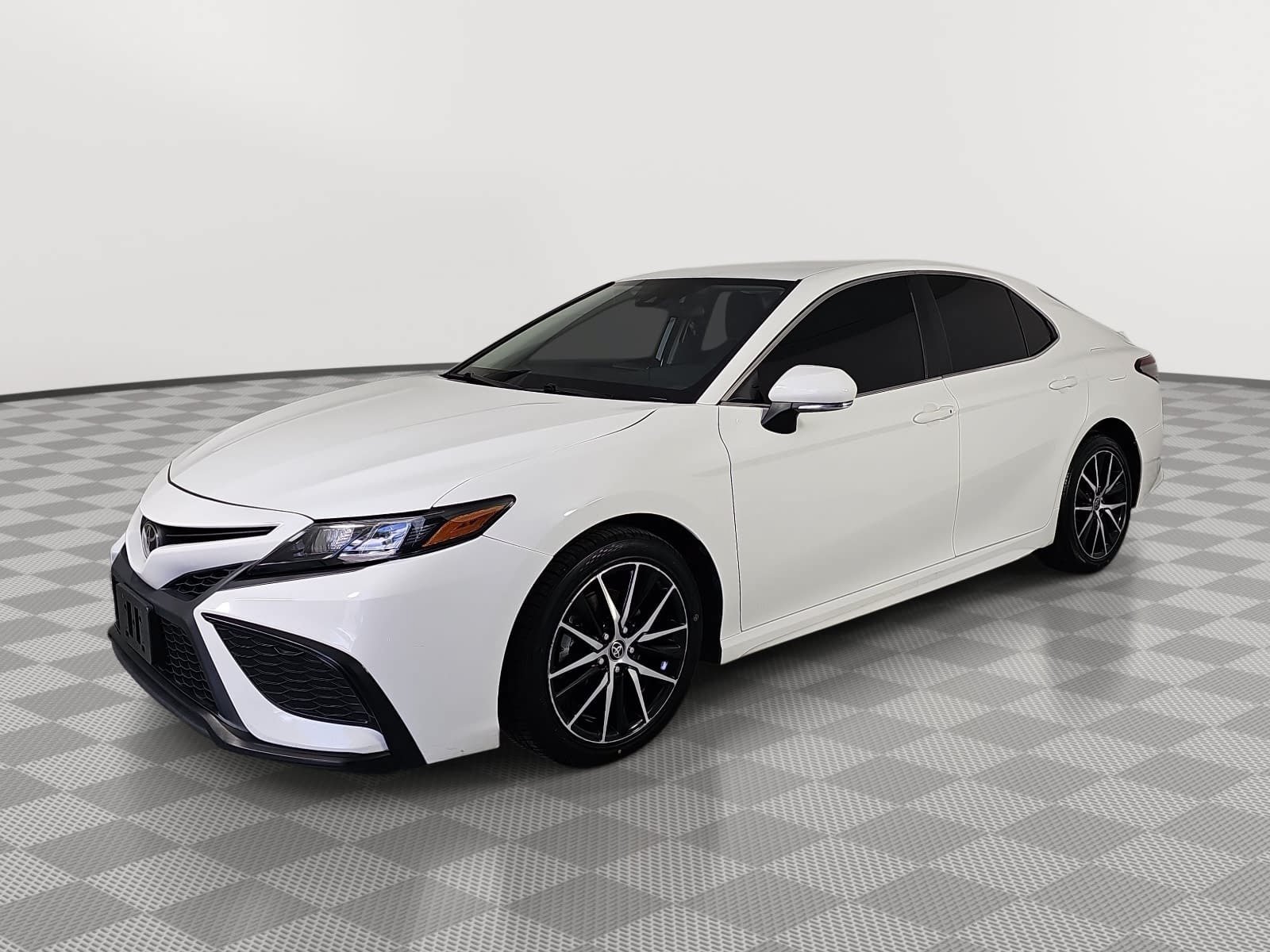 Used 2023 Toyota Camry SE FWD image 4