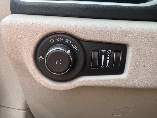 Used 2024 Chrysler Pacifica Touring-L FWD image 17