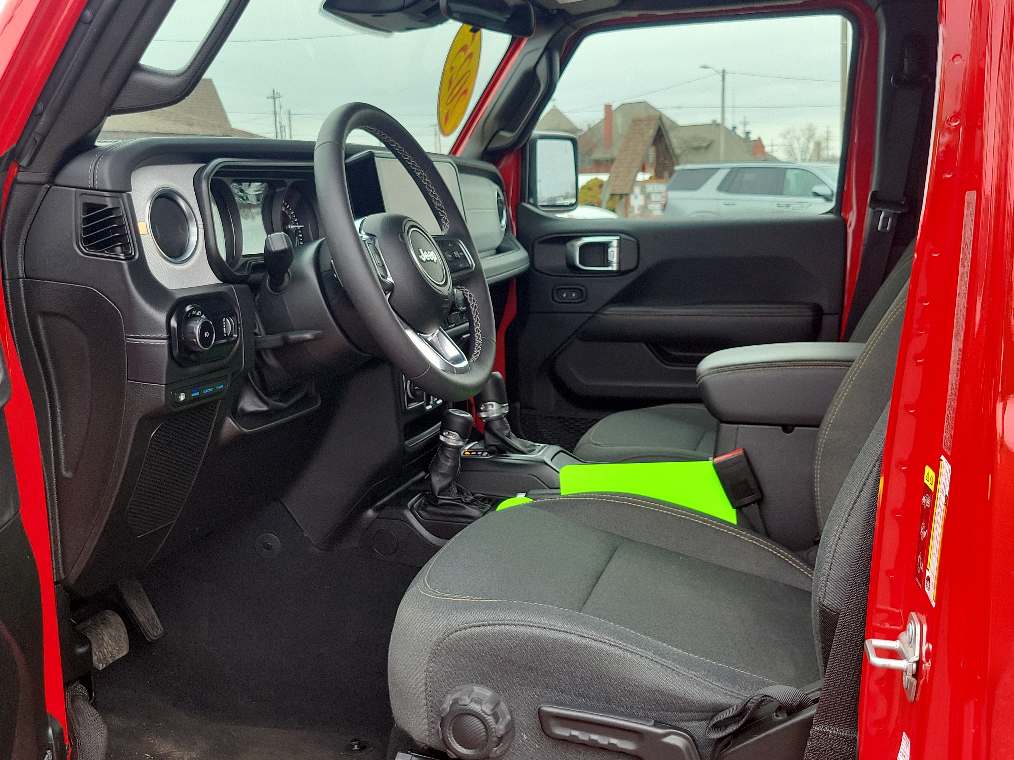Used 2025 Jeep Wrangler Unlimited Sahara w/ Safety Group AWD/4WD image 7