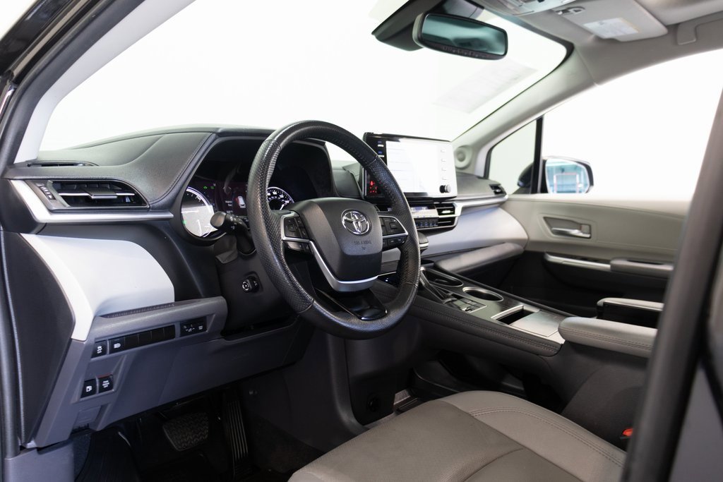 Used 2024 Toyota Sienna Limited image 17