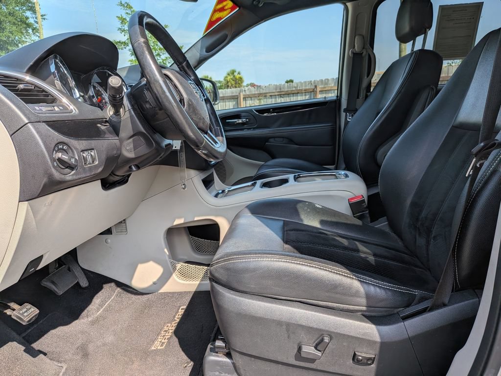Used 2017 Dodge Grand Caravan SXT w/ Driver Convenience Group FWD image 10