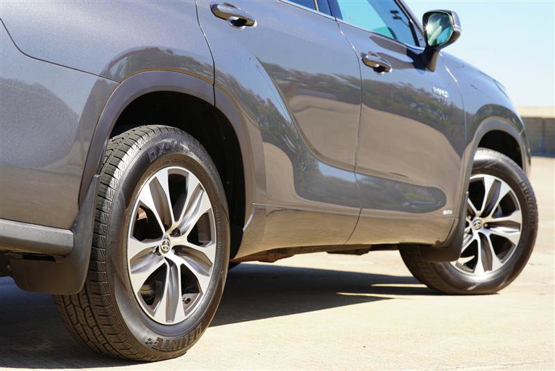 Used 2020 Toyota Highlander XLE AWD/4WD image 21
