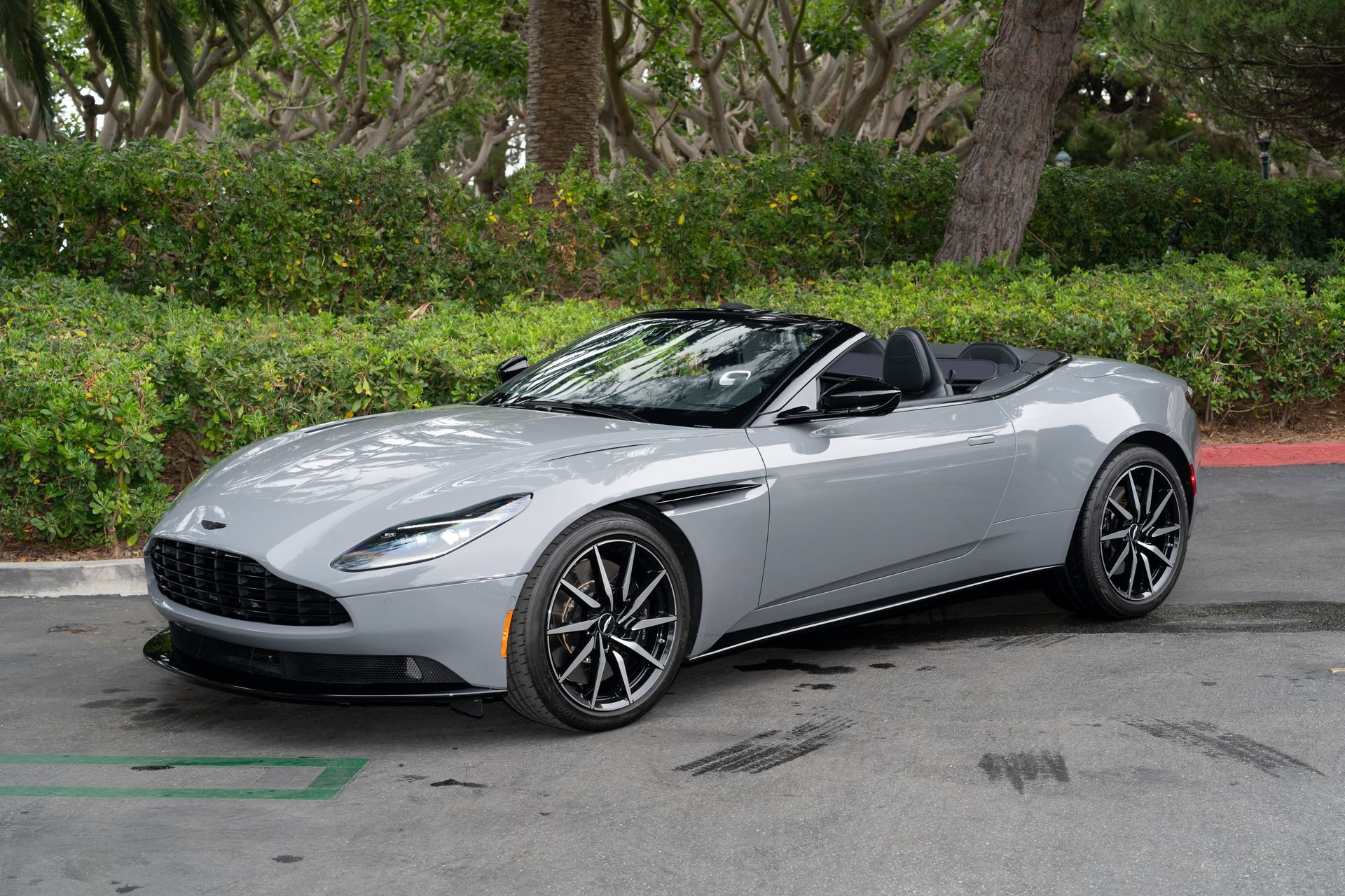 Used 2022 Aston Martin DB11 Volante RWD image 3