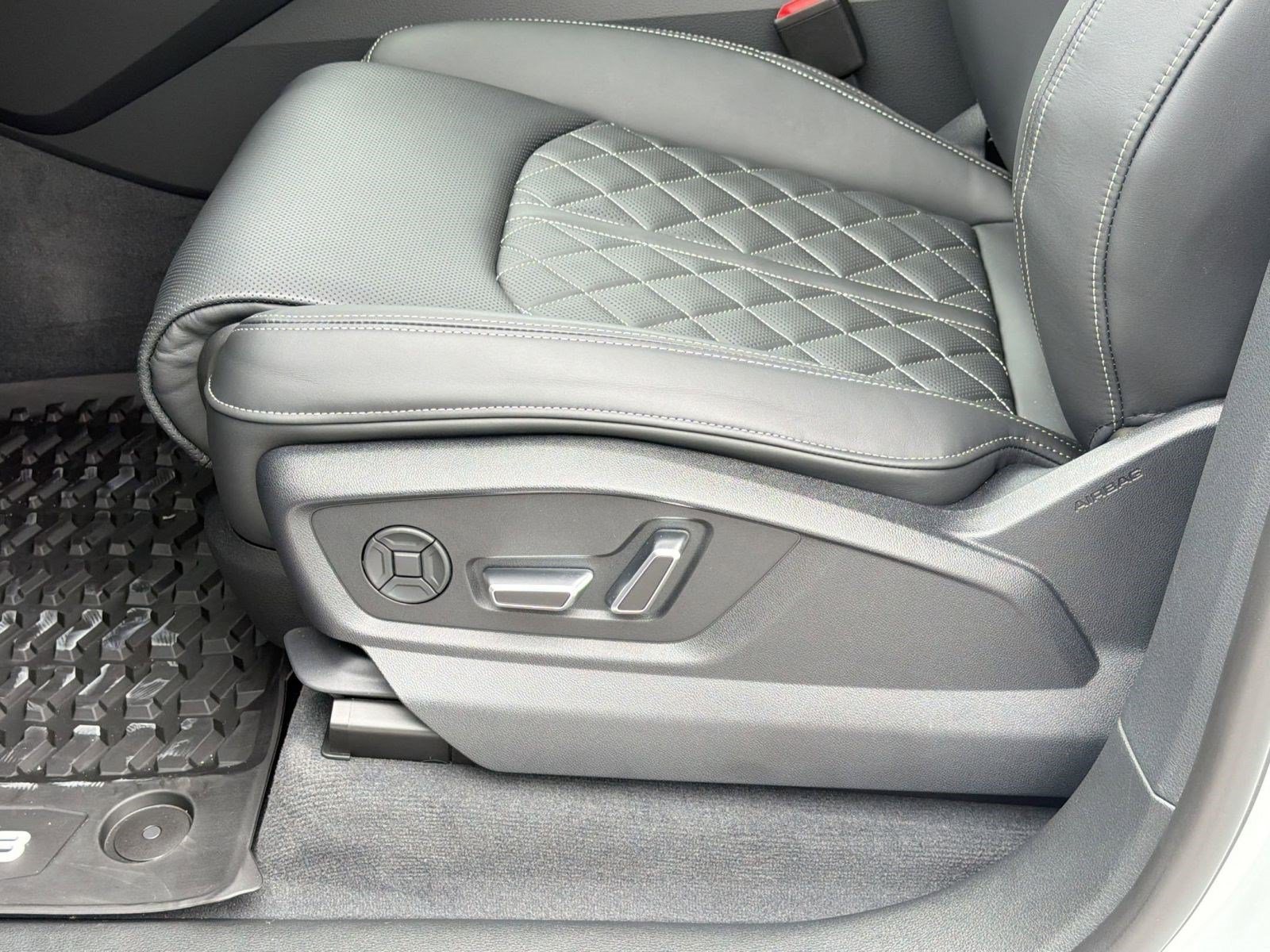 New 2026 Audi SQ8 Premium Plus AWD/4WD image 14